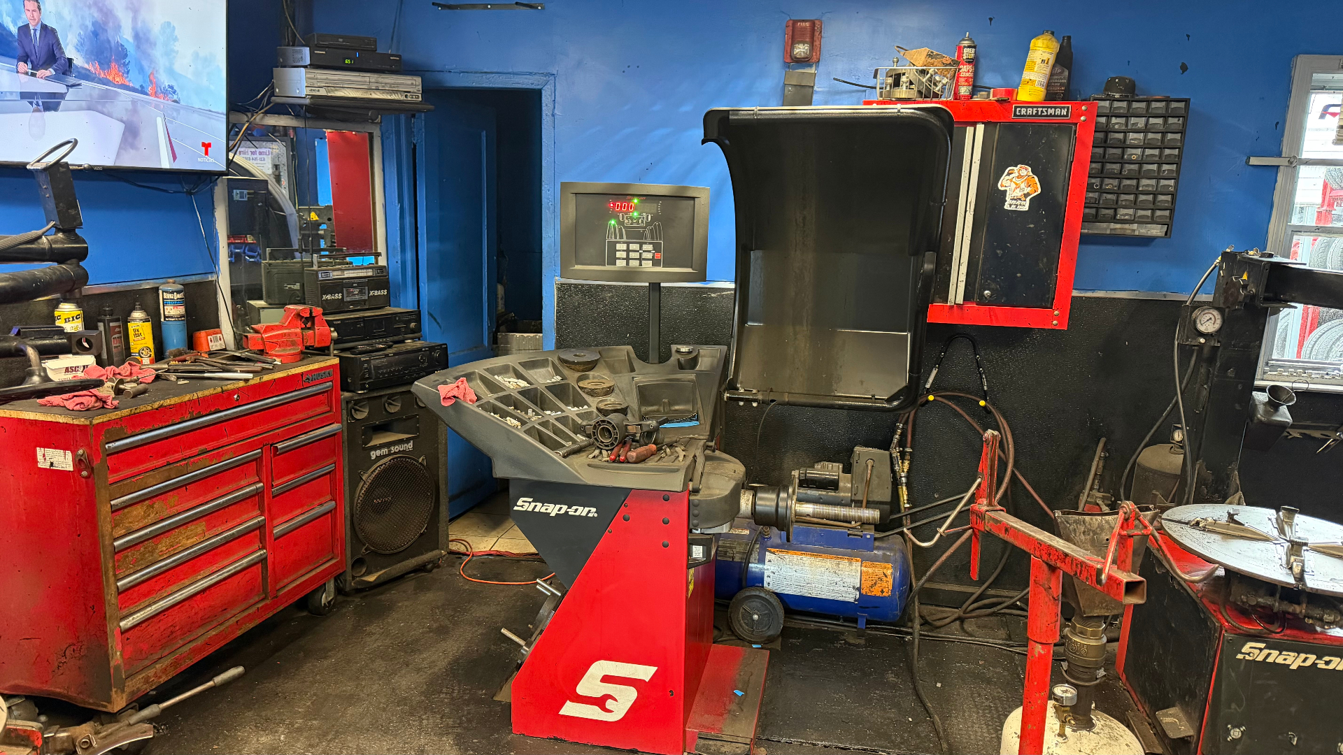 Wheel balancer and service equipment