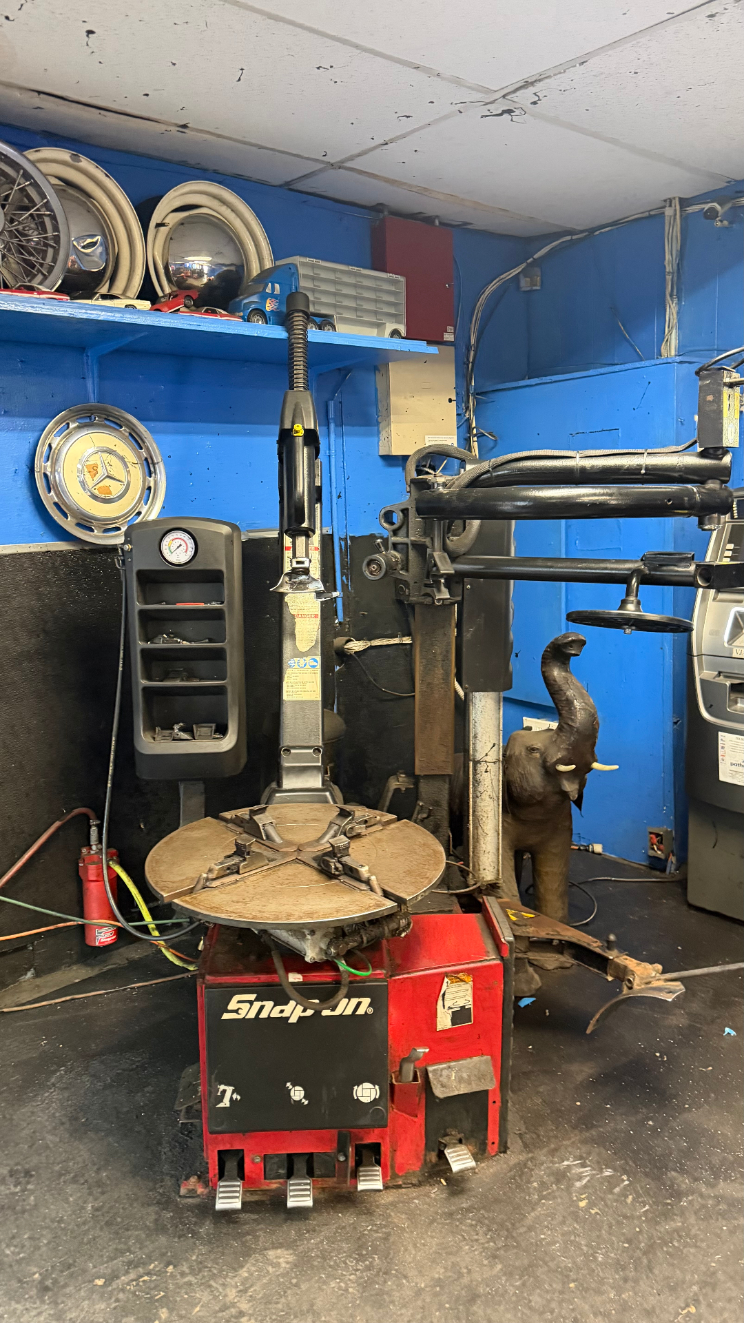 Snap-on tire mounting machine